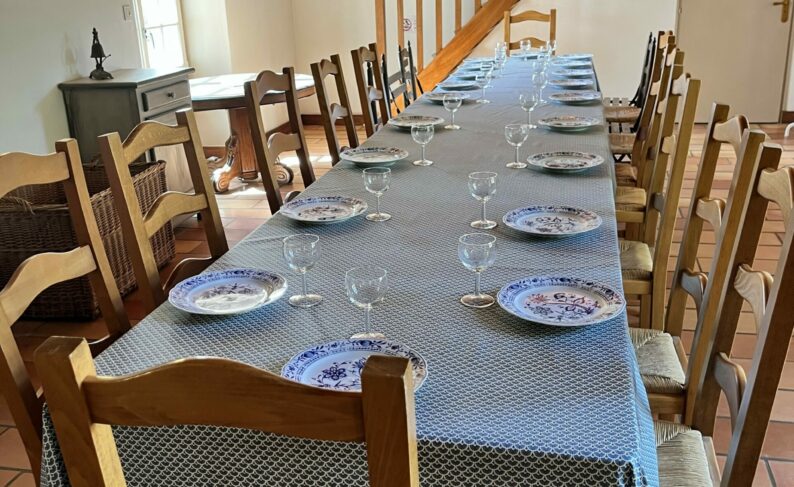 Tables et chaises pour accueillir 20 convives